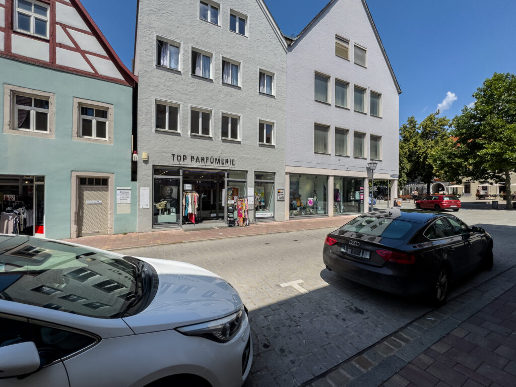 Altstadthaus mit Wohnungen, Straßenansicht