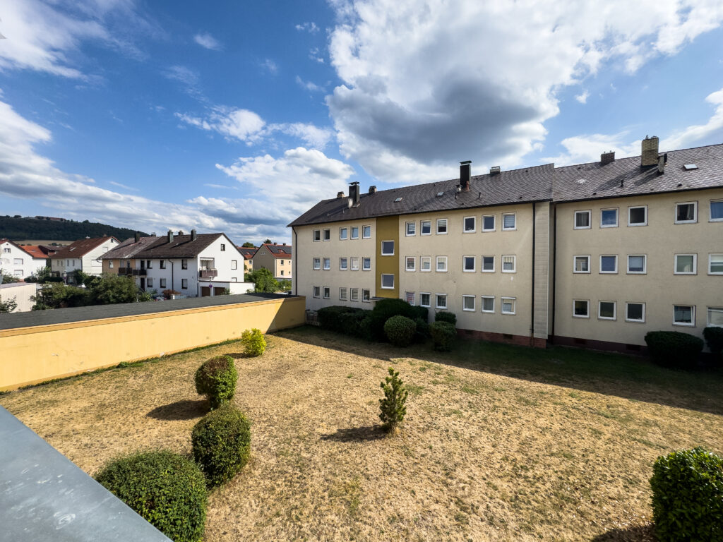 Mehrfamilienhaus mit Grünfläche, Außenansicht