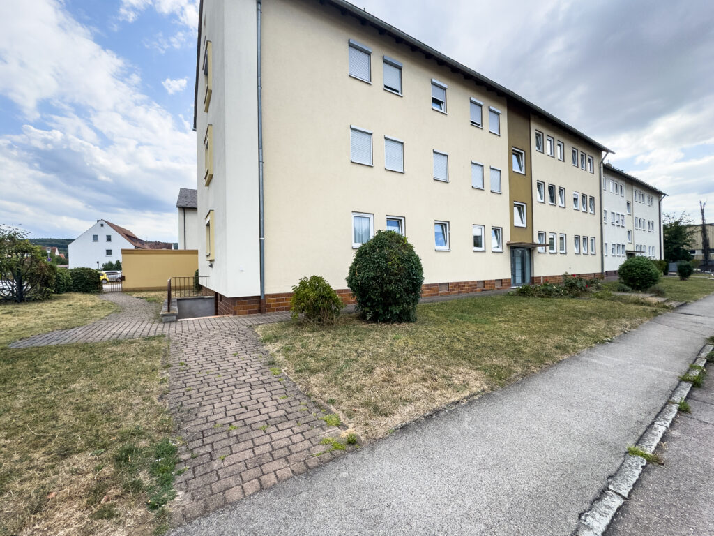 Mehrfamilienhaus, Straßenansicht