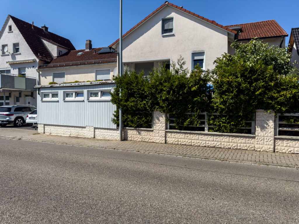 Zweifamilienhaus mit Garagen, Blick von der Straße
