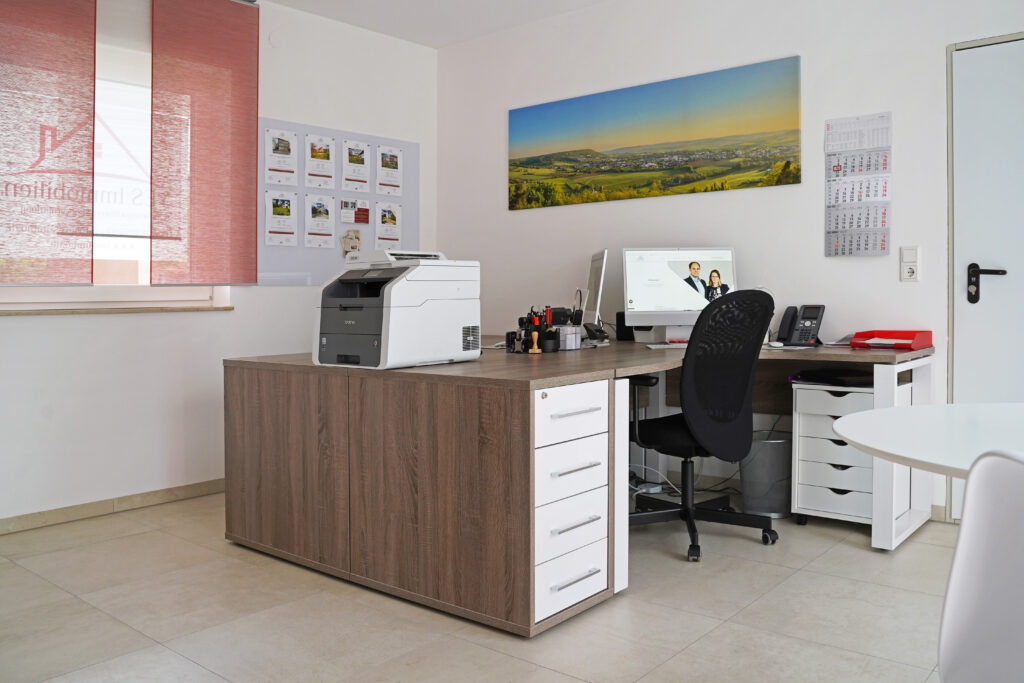 Büro von YES Immobilien in Ellingen, Innenansicht mit Arbeitsplatz